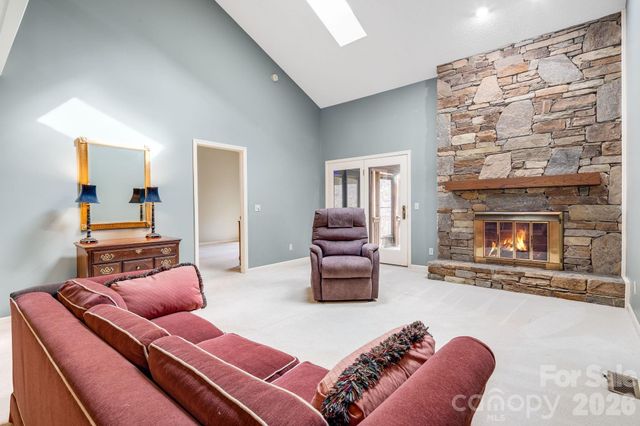 1104 Red Oak Drive, Hendersonville, NC 28791