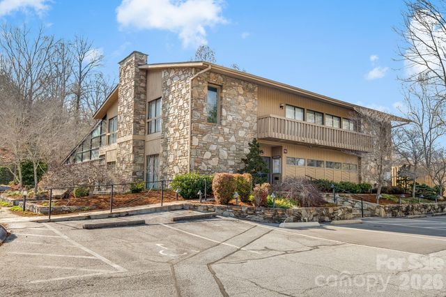 1104 Red Oak Drive, Hendersonville, NC 28791