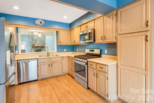 1104 Red Oak Drive, Hendersonville, NC 28791