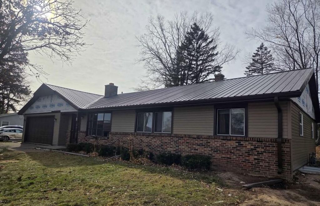 555 Meadow LANE, Sheboygan Falls, WI 53085