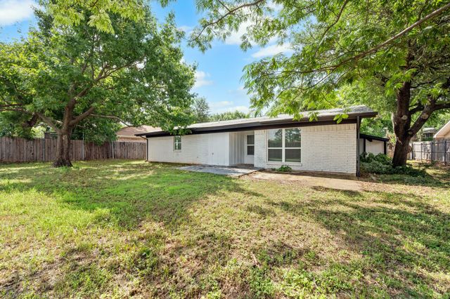 840 Edgehill Drive, Hurst, TX 76053