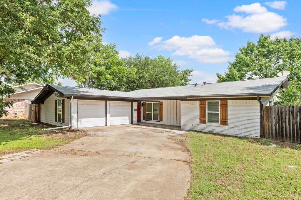 840 Edgehill Drive, Hurst, TX 76053