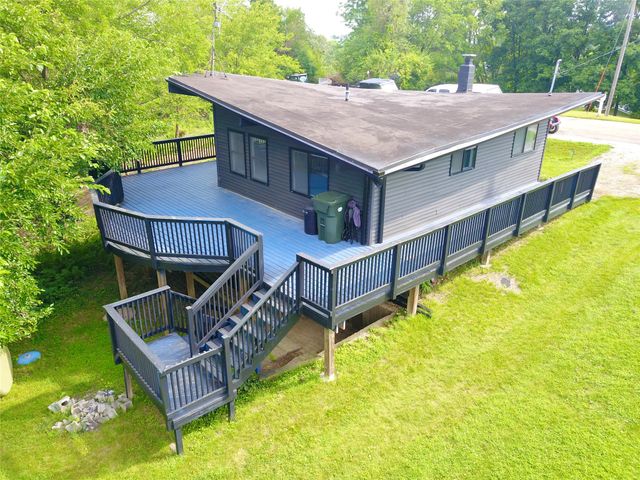 1305 Holiday Lane, Brooklyn, IA 52211