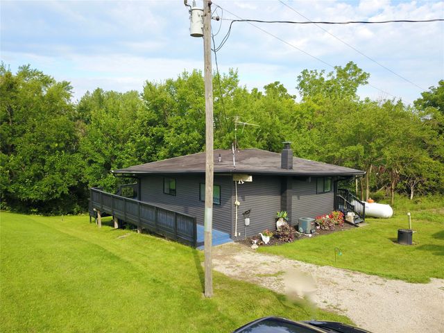 1305 Holiday Lane, Brooklyn, IA 52211
