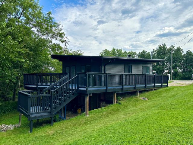 1305 Holiday Lane, Brooklyn, IA 52211