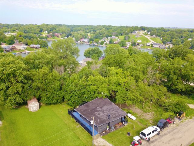 1305 Holiday Lane, Brooklyn, IA 52211