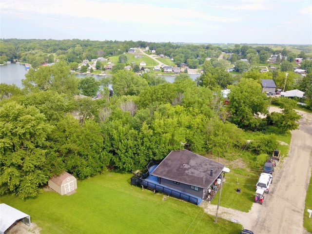 1305 Holiday Lane, Brooklyn, IA 52211