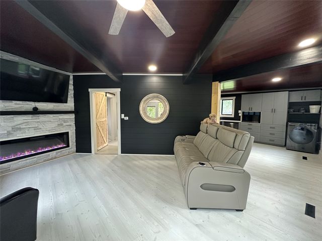 1305 Holiday Lane, Brooklyn, IA 52211