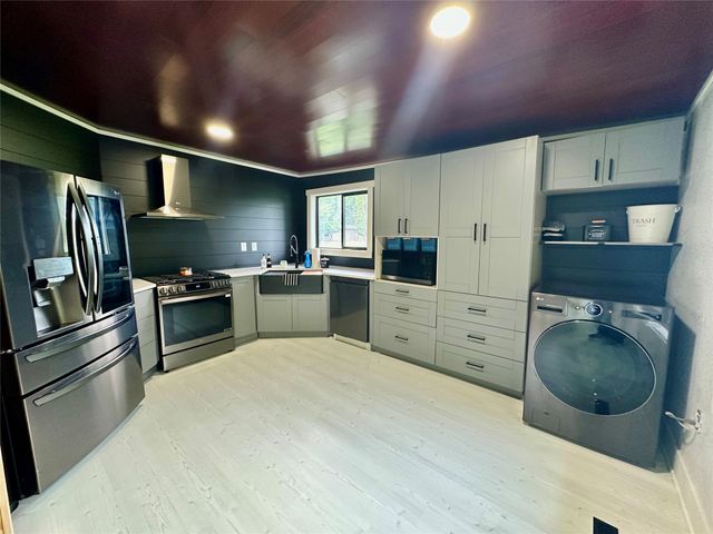 1305 Holiday Lane, Brooklyn, IA 52211