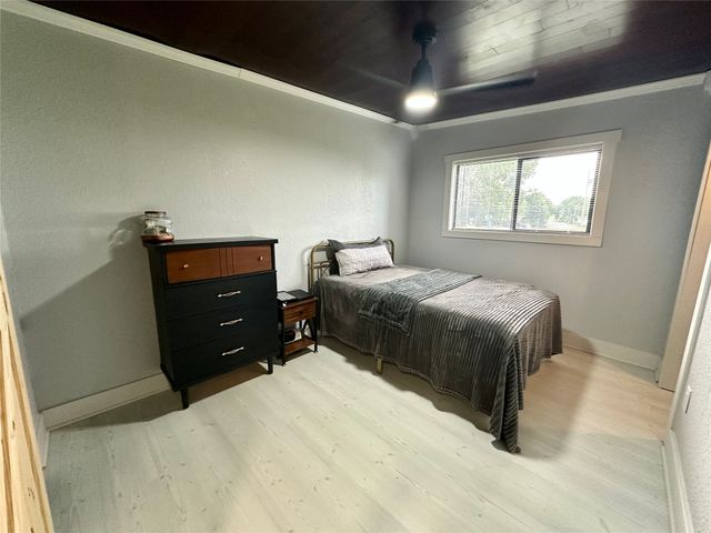 1305 Holiday Lane, Brooklyn, IA 52211