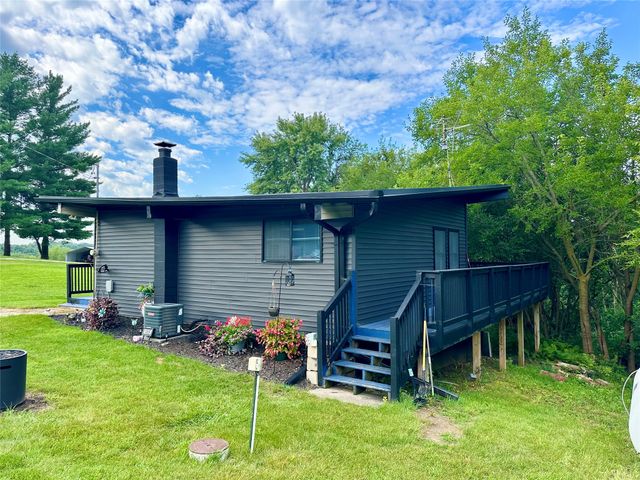 1305 Holiday Lane, Brooklyn, IA 52211