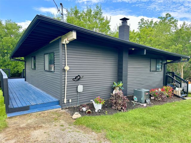 1305 Holiday Lane, Brooklyn, IA 52211