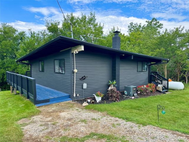 1305 Holiday Lane, Brooklyn, IA 52211