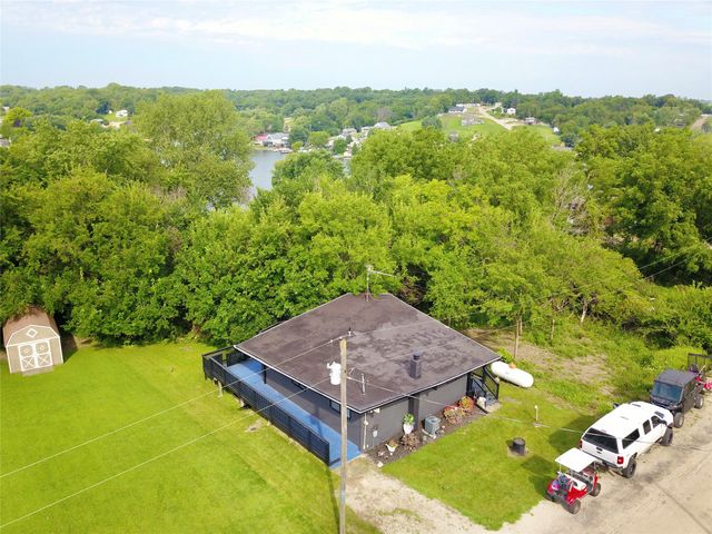 1305 Holiday Lane, Brooklyn, IA 52211