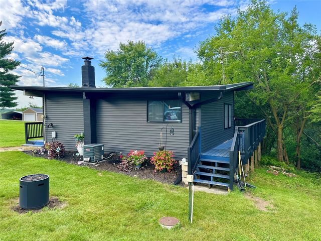 1305 Holiday Lane, Brooklyn, IA 52211