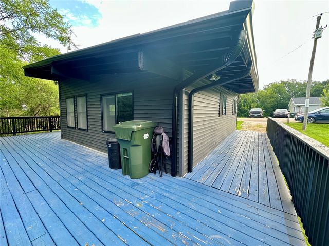 1305 Holiday Lane, Brooklyn, IA 52211