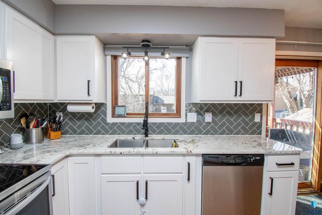 2309 S Dover Dr Drive, Sioux Falls, SD 57106