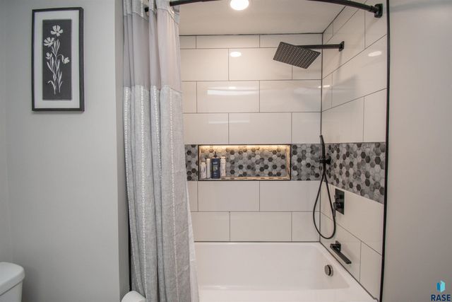 2309 S Dover Dr Drive, Sioux Falls, SD 57106