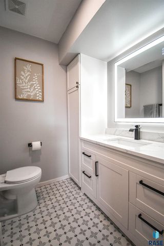 2309 S Dover Dr Drive, Sioux Falls, SD 57106