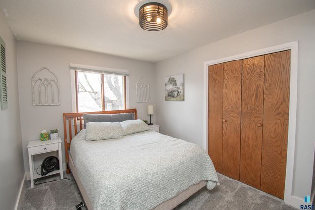 2309 S Dover Dr Drive, Sioux Falls, SD 57106