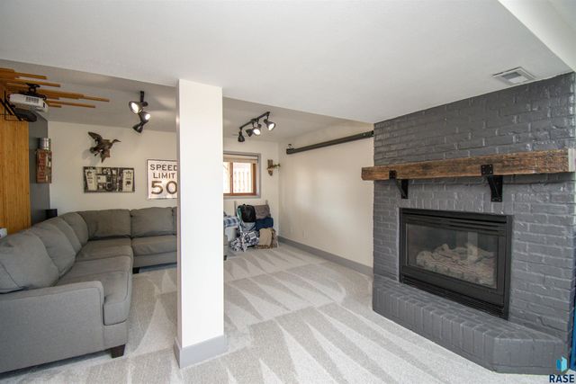 2309 S Dover Dr Drive, Sioux Falls, SD 57106