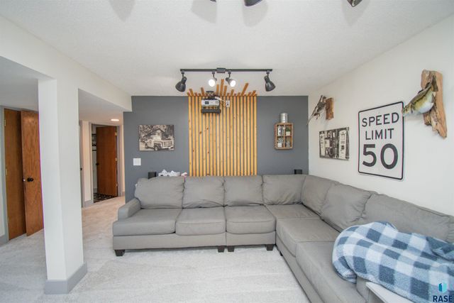 2309 S Dover Dr Drive, Sioux Falls, SD 57106