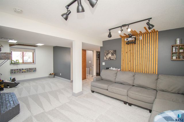 2309 S Dover Dr Drive, Sioux Falls, SD 57106