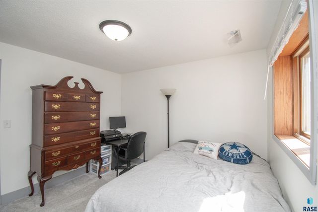 2309 S Dover Dr Drive, Sioux Falls, SD 57106