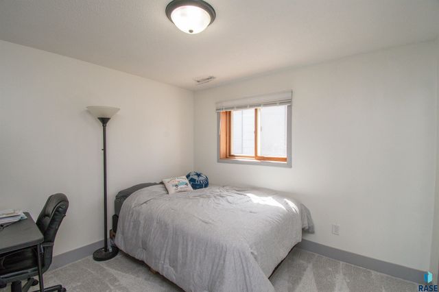 2309 S Dover Dr Drive, Sioux Falls, SD 57106