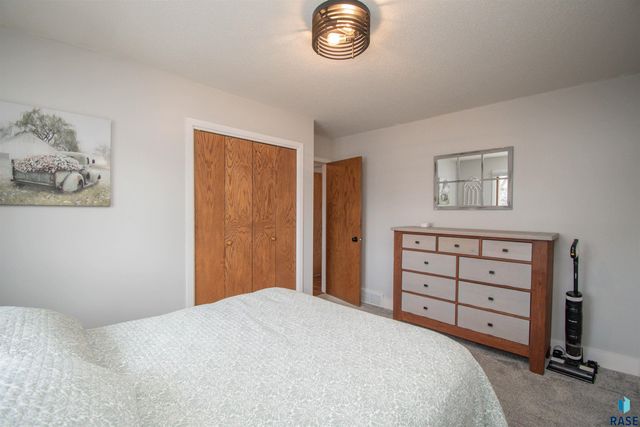 2309 S Dover Dr Drive, Sioux Falls, SD 57106