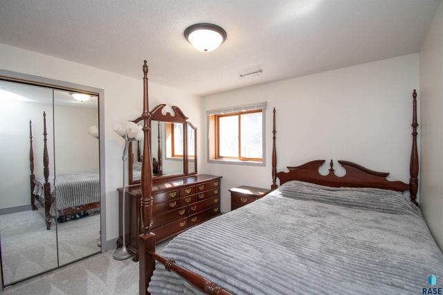 2309 S Dover Dr Drive, Sioux Falls, SD 57106