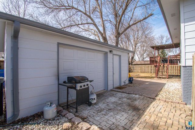 2309 S Dover Dr Drive, Sioux Falls, SD 57106