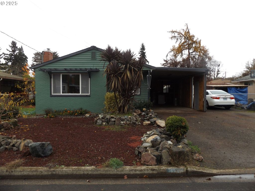 324 W BERDINE St, Roseburg, OR 97471