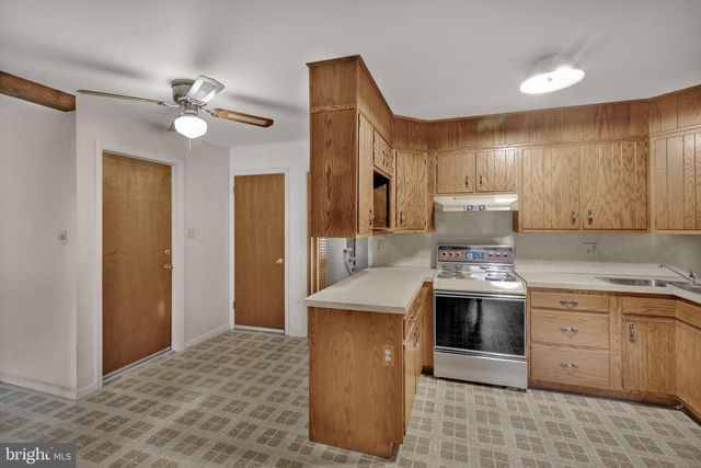 2104 GRING DR, Wyomissing, PA 19610