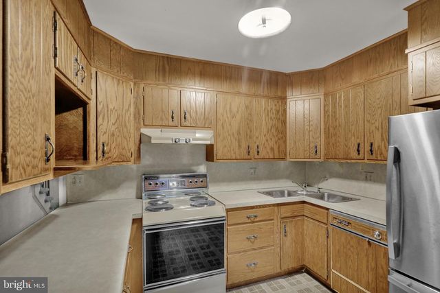 2104 GRING DR, Wyomissing, PA 19610