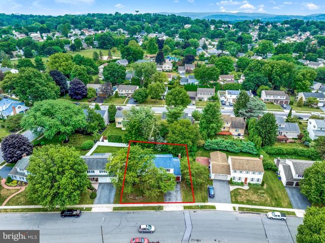 2104 GRING DR, Wyomissing, PA 19610