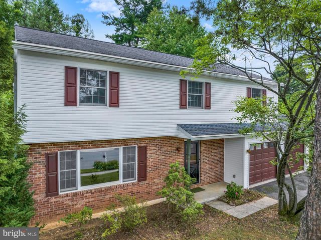 2104 GRING DR, Wyomissing, PA 19610