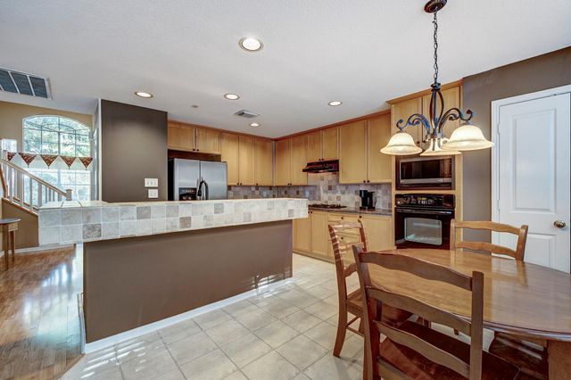 22 S Greywing Place, The Woodlands, TX 77382