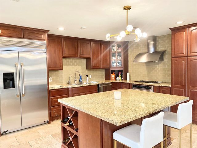 729 Camelot, Hunters Creek Village, TX 77024