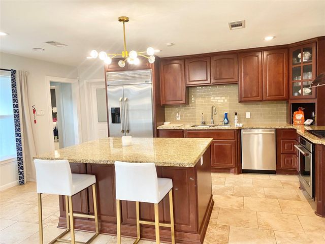 729 Camelot, Hunters Creek Village, TX 77024