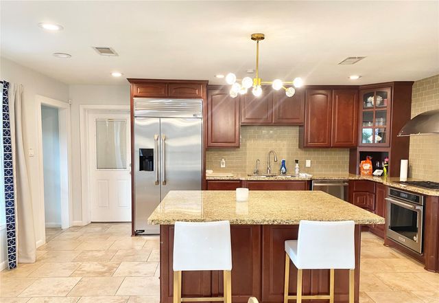 729 Camelot, Hunters Creek Village, TX 77024