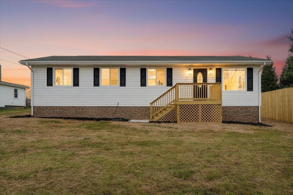 30 Grayson ST, Rocky Mount, VA 24151