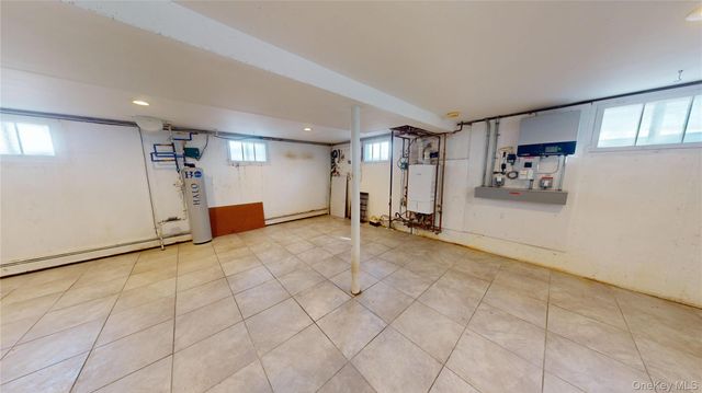 8 Pleasant Avenue, Farmingdale, NY 11735