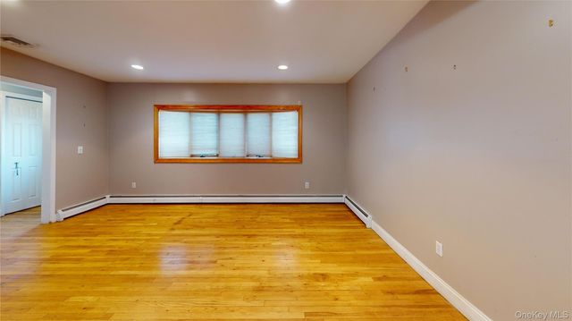 8 Pleasant Avenue, Farmingdale, NY 11735