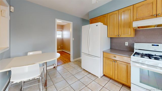 8 Pleasant Avenue, Farmingdale, NY 11735