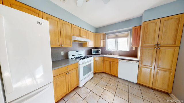 8 Pleasant Avenue, Farmingdale, NY 11735