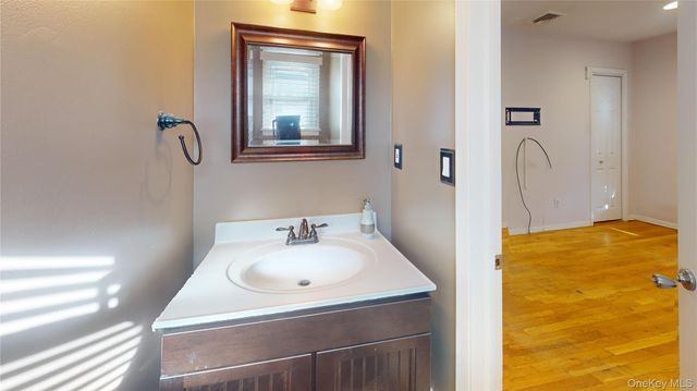 8 Pleasant Avenue, Farmingdale, NY 11735