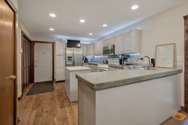 0N555 Pondview Court, Maple Park, IL 60151