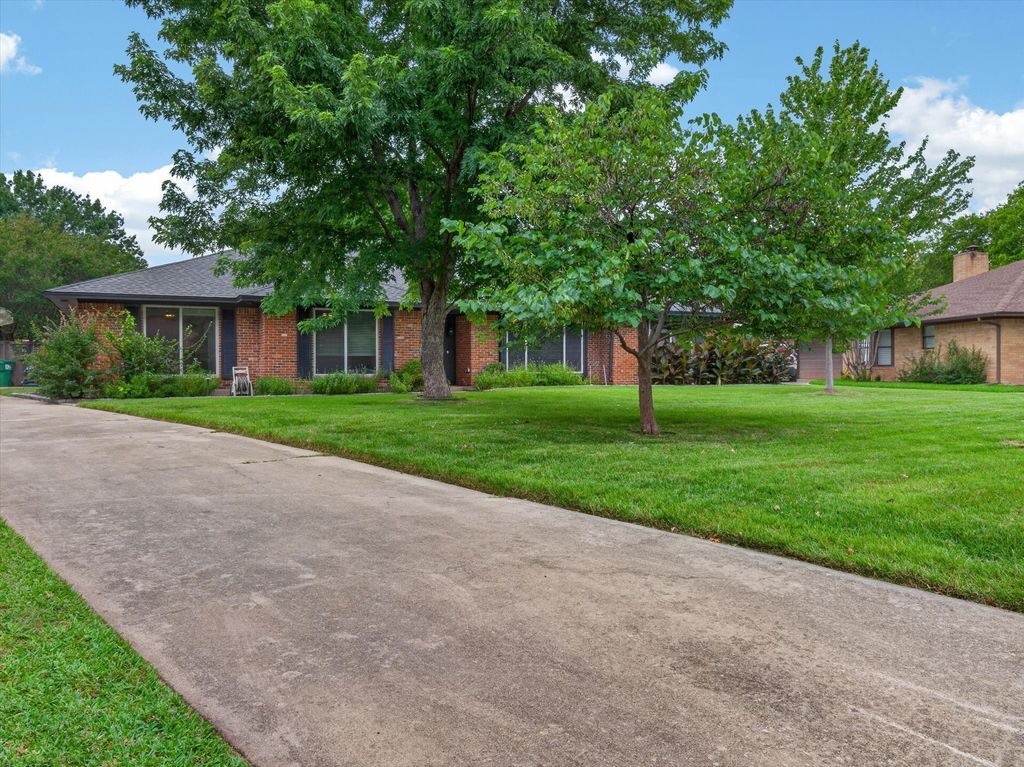 3209 Broken Arrow Road, Denton, TX 76209