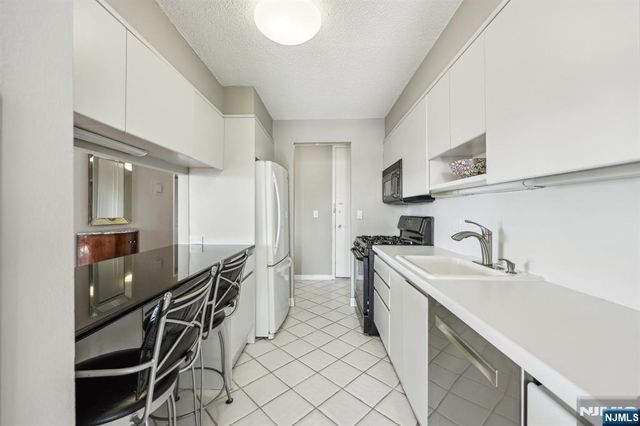 555 North Avenue 11F, Fort Lee, NJ 07024
